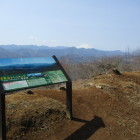 山頂(主郭)南の土塁越に富士山