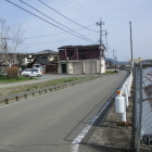 神社方向を西から、右は高速道フェンス