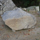山田の刻印のある石
