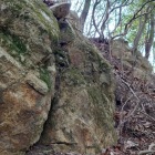 南側の郭下の巨石