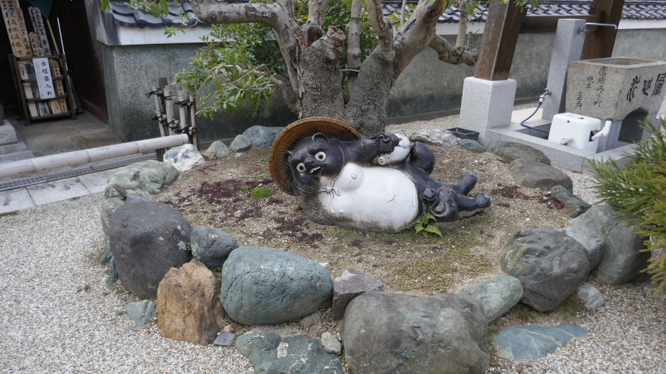 昼間から酔っぱらって