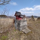 土塁上のミニ神社