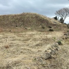 大手道の列石と土塁