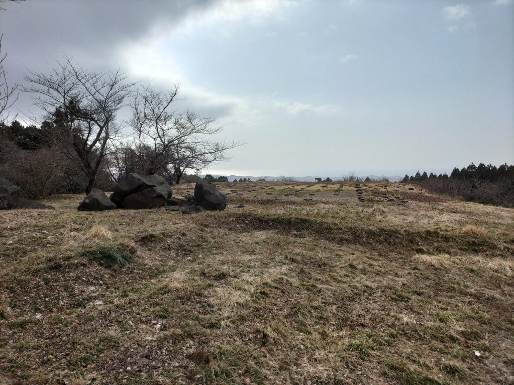 主郭全景(手前に巨石群)