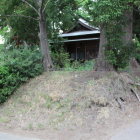 １郭南堀跡と土塁に神社が鎮座