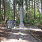 南曲輪に立つ白山比咩神社創祀之地石碑と石盤