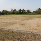 グラウンド南より北の模擬土塁を見る