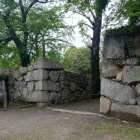 かつては扇型になっていた門の石垣