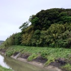 横を流れる古城川と遠景