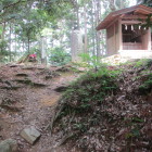 本丸虎口から城址碑と神社