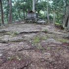 主郭西側の土壇。八幡社が祀られる