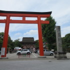 津島神社（奥は桜門）