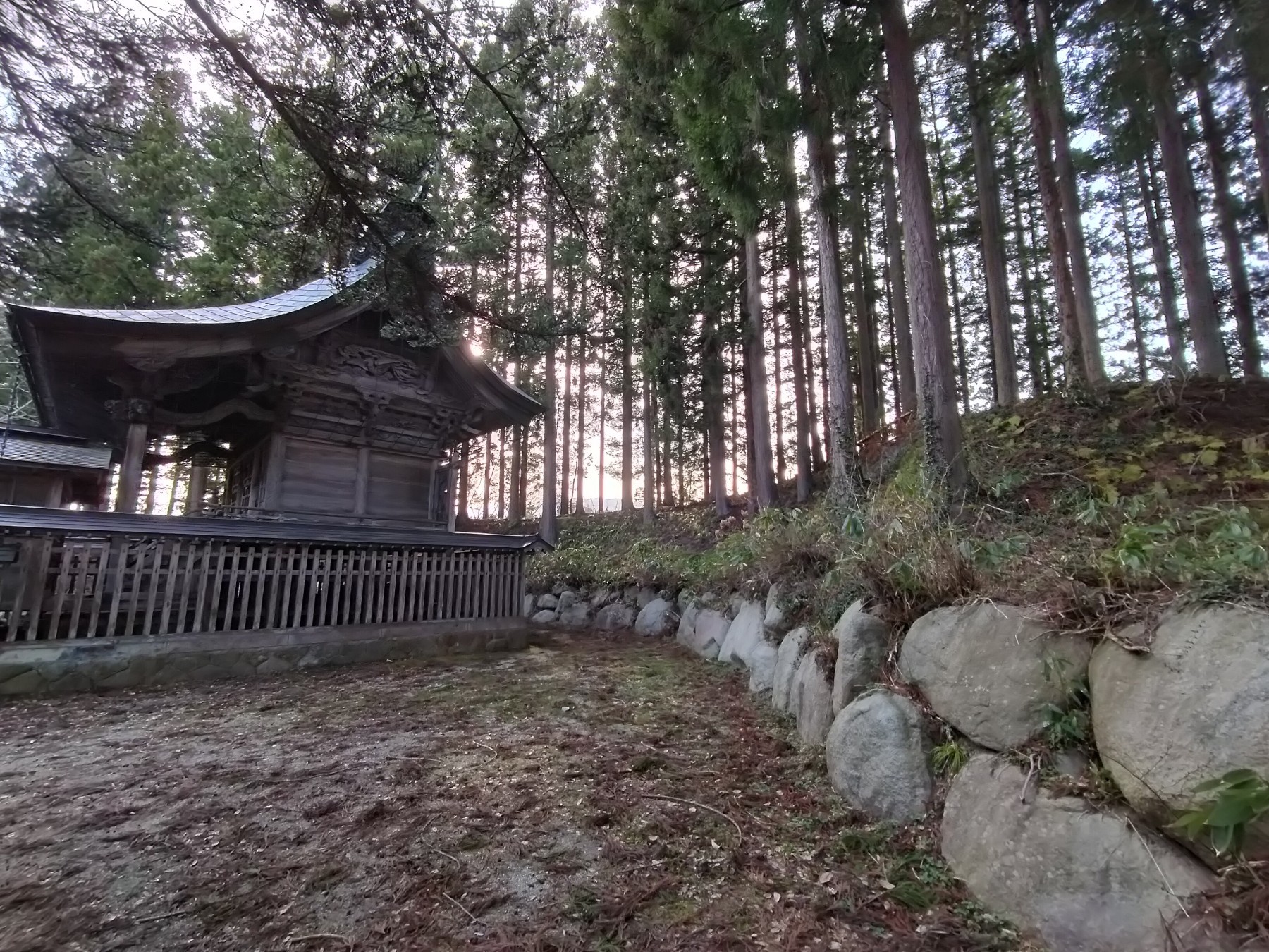 鮎貝八幡宮本殿と土塁