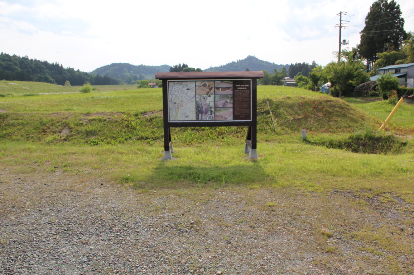 接待館跡看板前、手前ジャリが駐車エリア