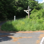 山道途中の分岐点唐川城跡指示板