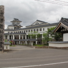 田舎館村役場大標柱と城郭風役場