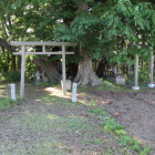 同左の奥館神社、奥は北上川への崖