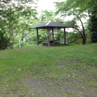 あたご山公園の東屋、中に解説板