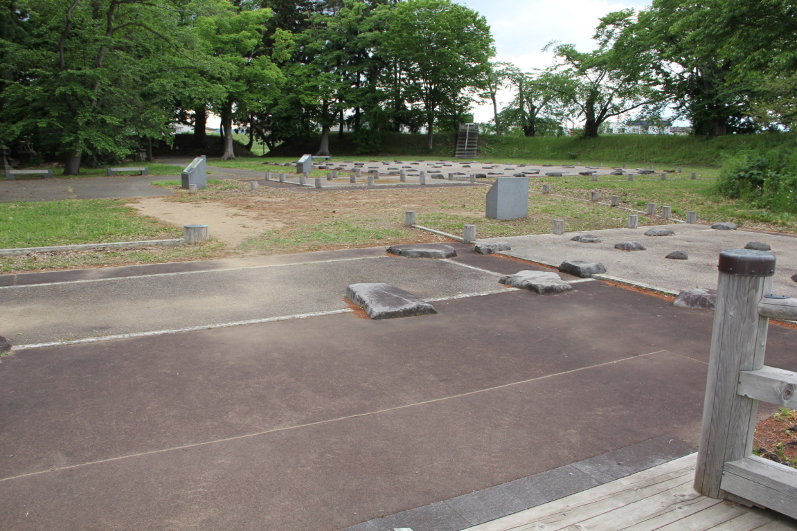 本丸東門跡より本丸内部を望む