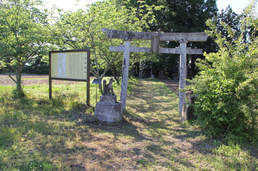 主郭の鳥居と案内板