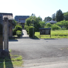 正洞寺の参道前の駐車場