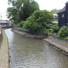 翁島別邸横を流れる巴波川