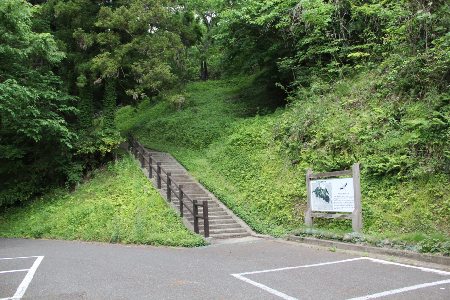 駐車場より登城階段へ