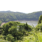 登城路途中に花山ダム湖を眺める