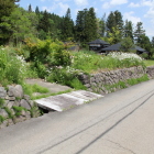 武家屋敷跡の玄関虎口と丸石垣