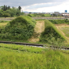 北土塁展望デッキより西へ土塁・二重堀・中土塁を見る