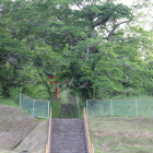 ２郭の鳥居と３郭土塁