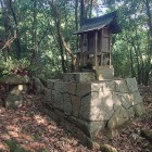 削平地には祠