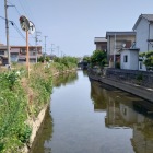 脇を流れる詰田川