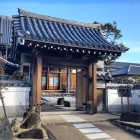 ②	西願寺（中泉御殿裏門が移築されたもの）