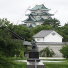 三の丸 能楽堂前の清正像、背後に名古屋城天守