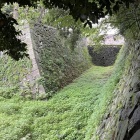 二の丸 大手ニ之門北側　忠霊碑の裏から見た大手馬出跡の石垣と堀