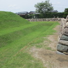 枡形先の右手の堀・土塁