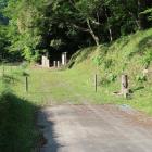 登城口。主郭東辺の土塁と空堀跡