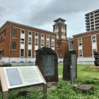 若山牧水歌碑と戸畑図書館