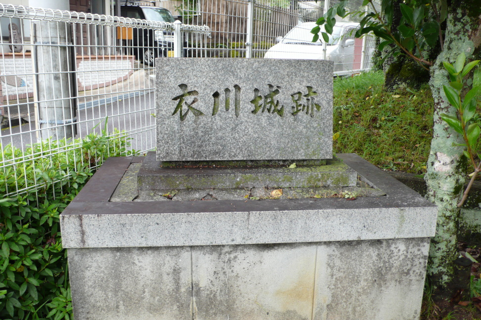 小公園南段隅に石碑がある