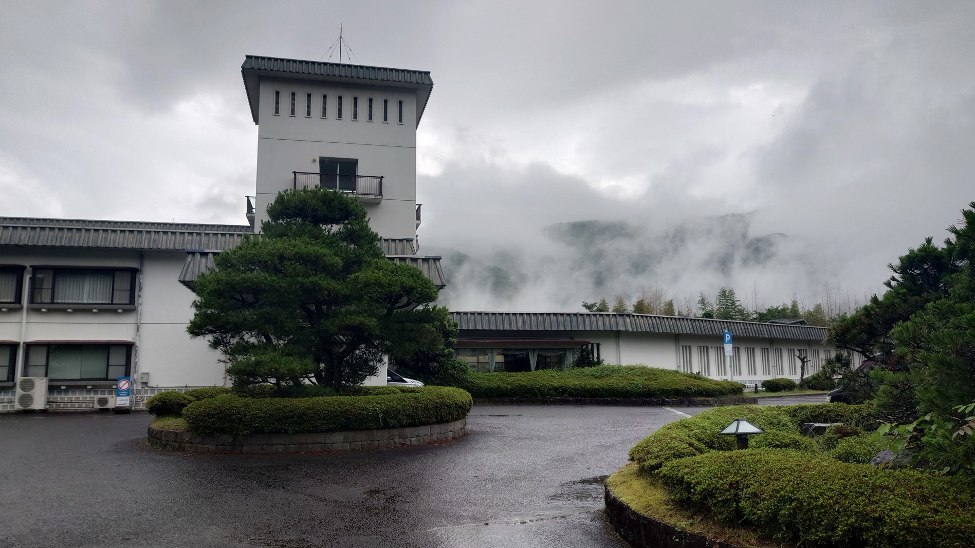 本丸跡には温泉ホテル