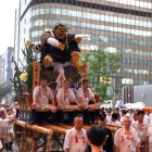 ②	東流れ（博多駅にて）