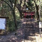 ①	本丸へ続く階段とその先にある藤武神社
