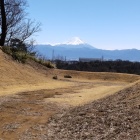 ②	三の丸桝形虎口と丸馬出の先に見えた富士山