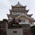 模擬天守と千葉常胤像