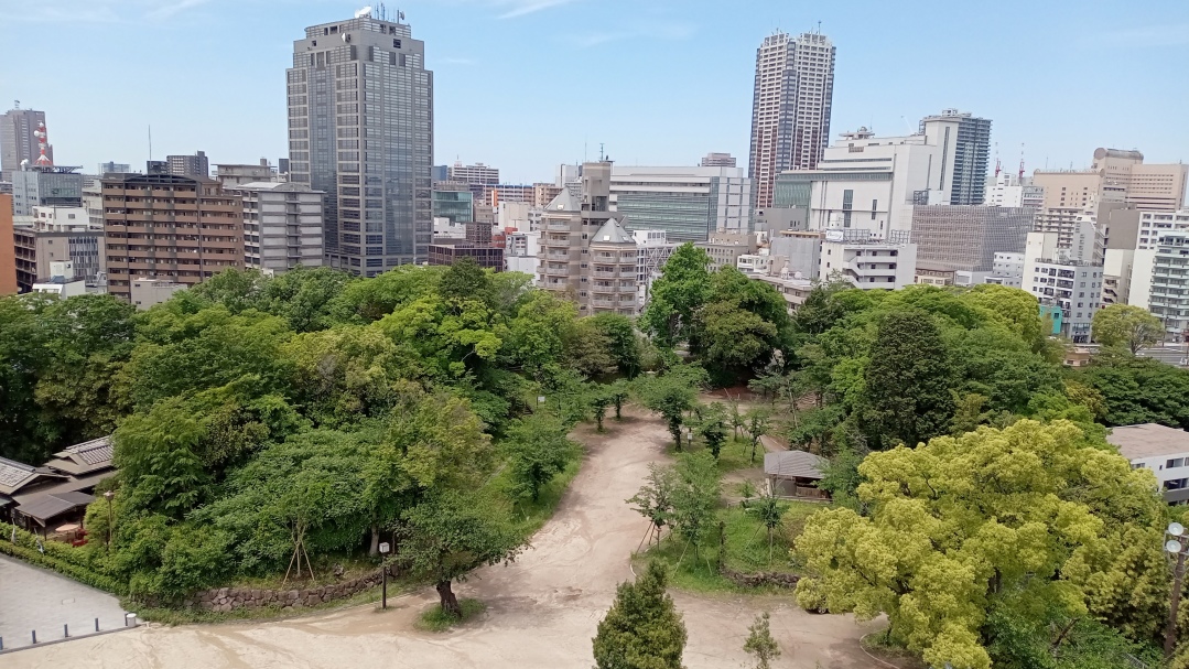 模擬天守から見た主郭跡と千葉市街