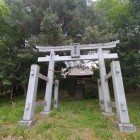 神社へはこっちがメインストリート