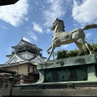 龍城神社の神馬像と天守