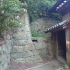 石垣は神社を囲むように残る