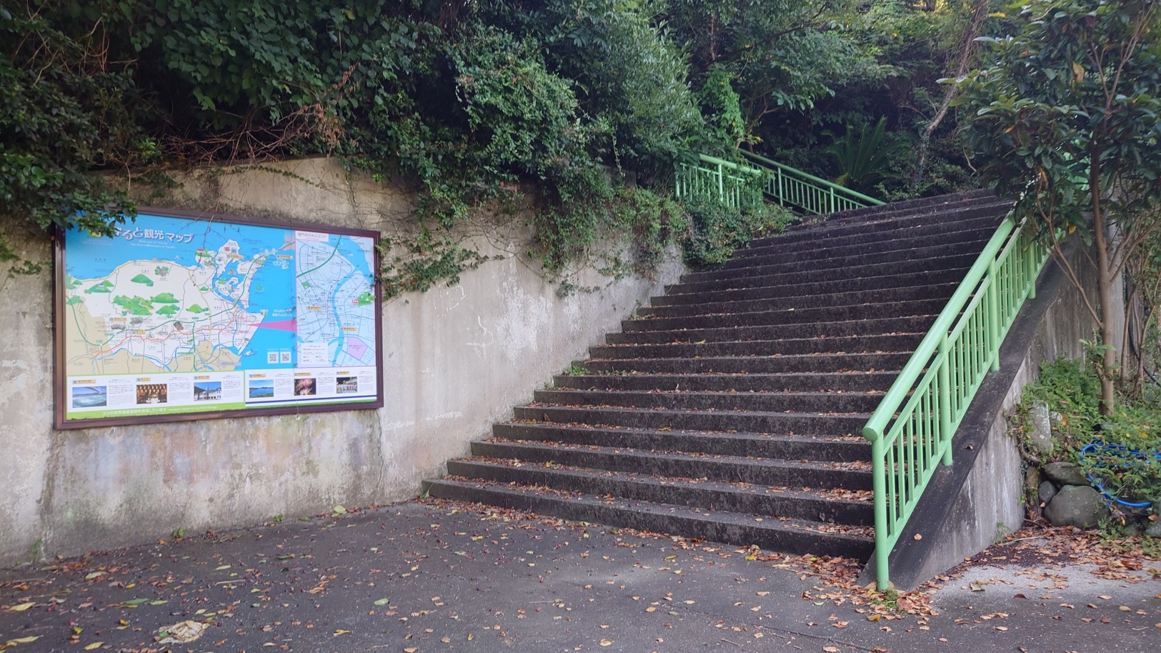 駐車場からの登城口